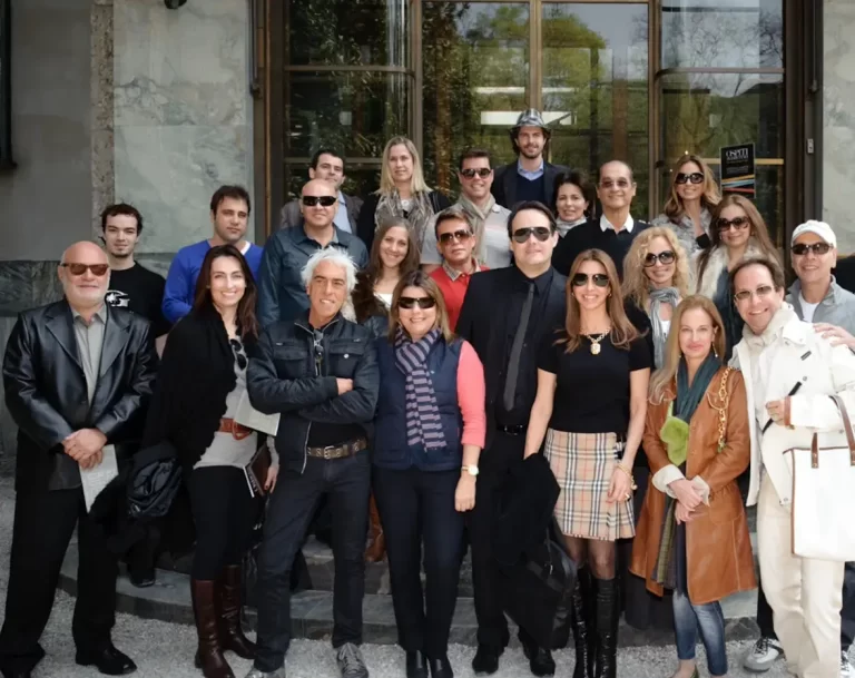 "An event that has become an object of desire for Brazilian designers [...]. 
The first took place in 2008, with a full-day design tour of strategic locations in Milan, 
selected by architect and entrepreneur Elisabeth Abduch, creator of the Giro de Design for the 
American multinational Guardian. To top it off, Elisabeth brought journalist Marcelo Lima onto 
the team to curate the design spots and José Roberto Moreira do Valle to provide catering for the events [...]. 
A day full of information about what will be trending in the world of design 
is revealed and experienced by few...".