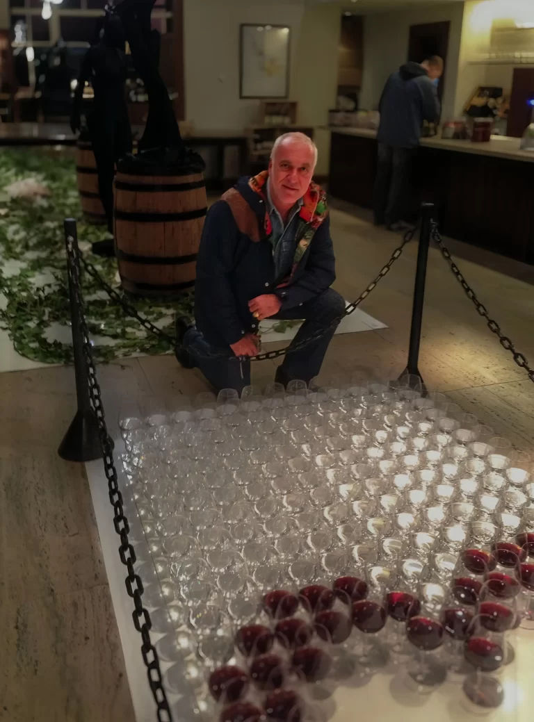 The renowned landscaper Gilberto Elkis visits the
art and design installations designed by architect Elisabeth Abduch. 
Enoteca Amauri, Jardins, São Paulo.