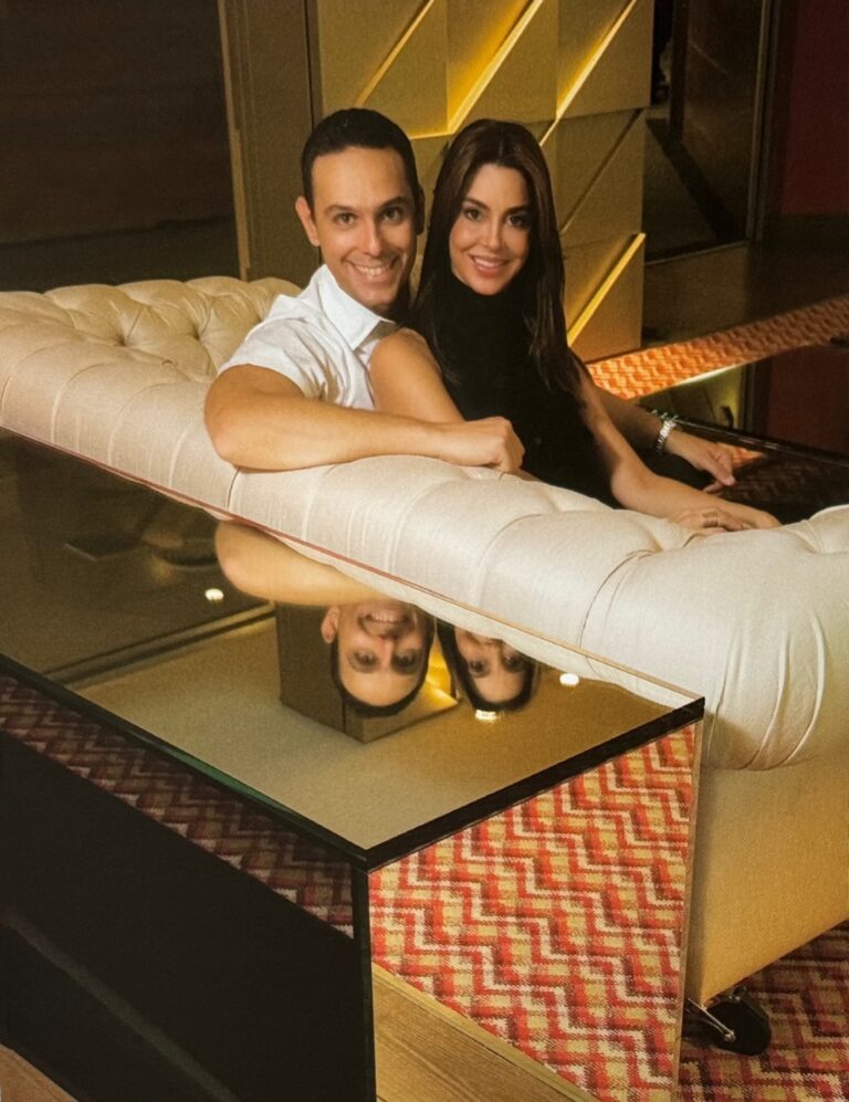 Elisabeth Abduch with decorator José  Roberto Moreira do Valle.
Photo credit Casa Vogue.