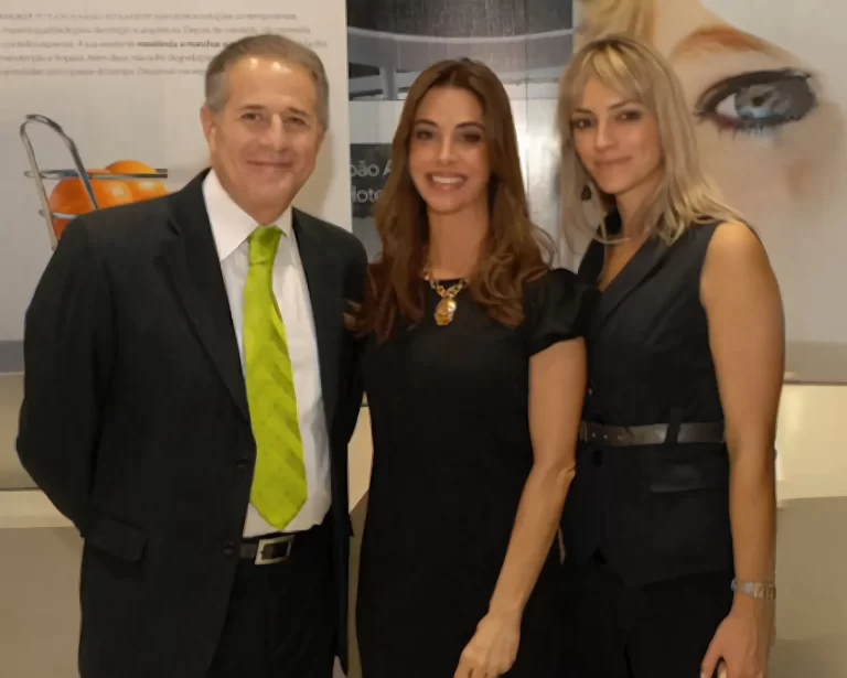 Journalist and presenter Otávio Neto with Elisabeth Abduch and Karina Afonso.