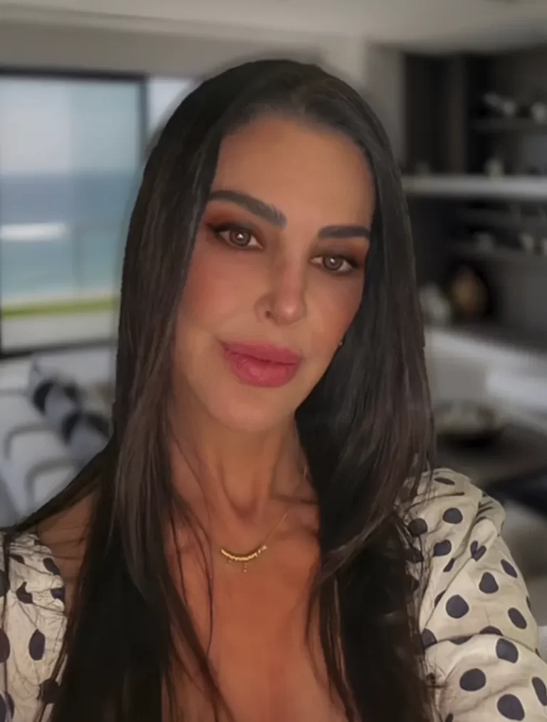 About Elisabeth Abduch. PEDRO SKIBA, 
journalist, social columnist, and producer. August 2013.
“...Descended from Syrian-Lebanese and Italian, perhaps that explains
so much talent for the arts and business [...].”